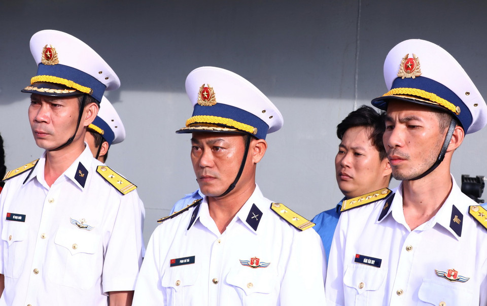 Cán bộ, chiến sỹ hải quân trong buổi lễ tưởng niệm đồng đội. (Ảnh: Văn Điệp/TTXVN)