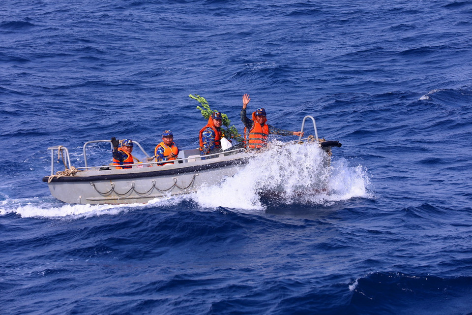 Vận chuyển hàng Tết, mang mùa Xuân đến với các cán bộ, chiến sỹ Nhà giàn DK1/9. (Ảnh: Văn Điệp/TTXVN)