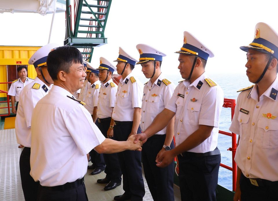 Đại tá Trần Chí Tâm, Phó Tham mưu trưởng Vùng 2 Hải quân, Trưởng Đoàn công tác số 2 với cán bộ, chiến sỹ Nhà giàn DK1/9. (Ảnh: Văn Điệp/TTXVN)