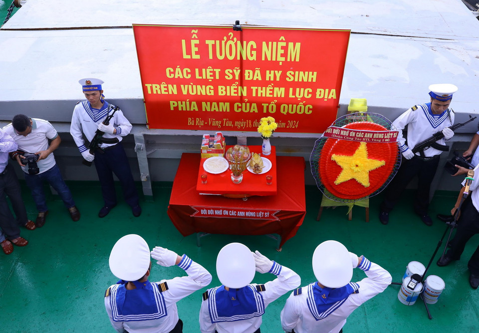 Lễ tưởng niệm cán bộ, chiến sỹ hy sinh trên Vùng biển phía Nam của Tổ quốc. (Ảnh: Văn Điệp/TTXVN)