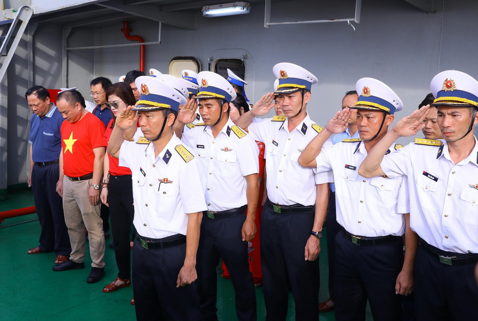 Đoàn công tác số 2 dành một phút mặc niệm các anh hùng liệt sỹ. (Ảnh: Văn Điệp/TTXVN)