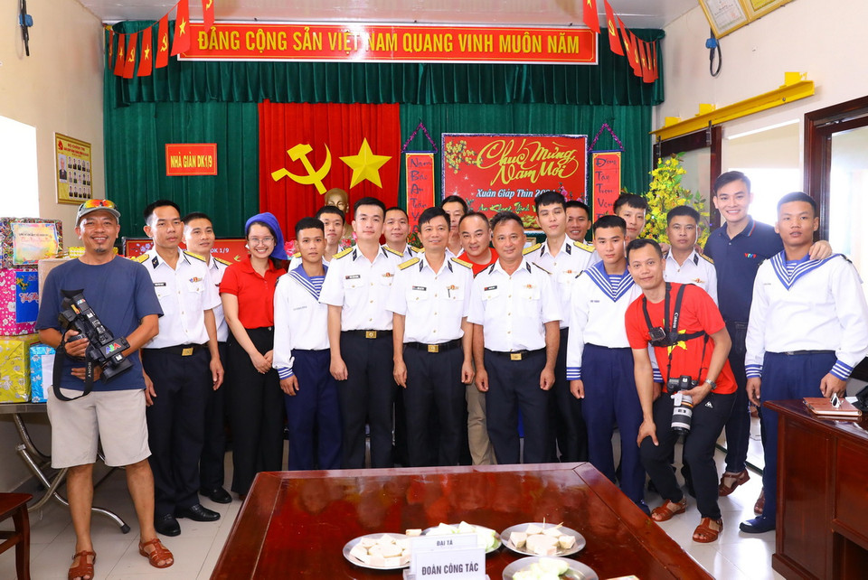 Đoàn công tác số 2 chụp ảnh với cán bộ, chiến sỹ Nhà giàn DK1/9. (Ảnh: Văn Điệp/TTXVN)