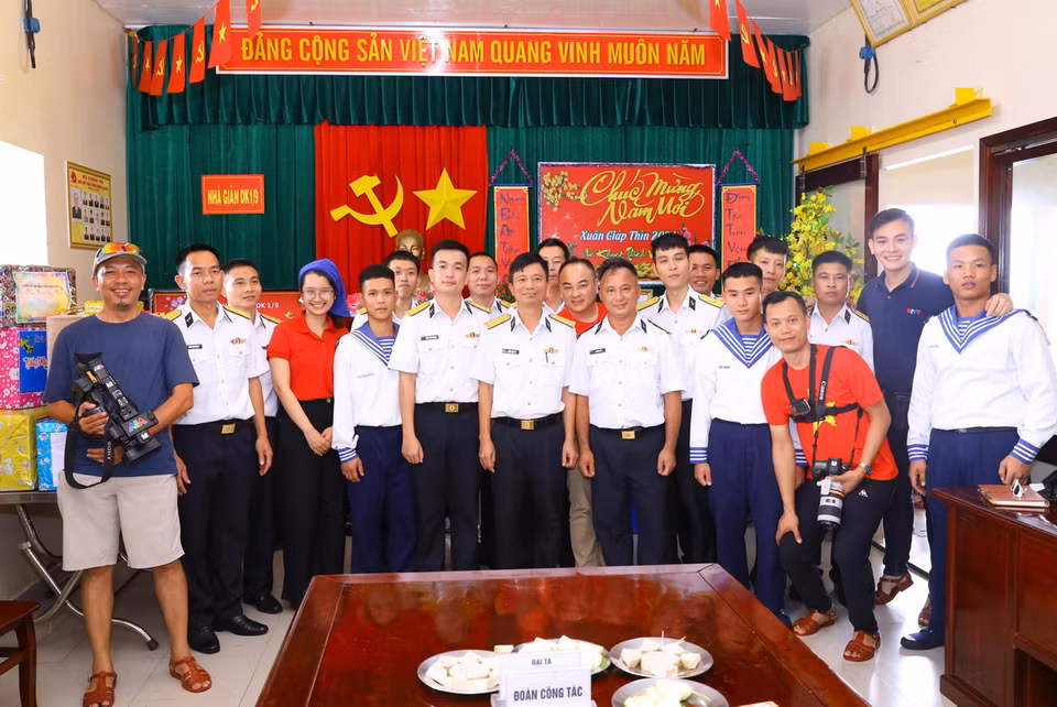 Đoàn công tác số 2 chụp ảnh với cán bộ, chiến sỹ Nhà giàn DK1/9. (Ảnh: Văn Điệp/TTXVN)