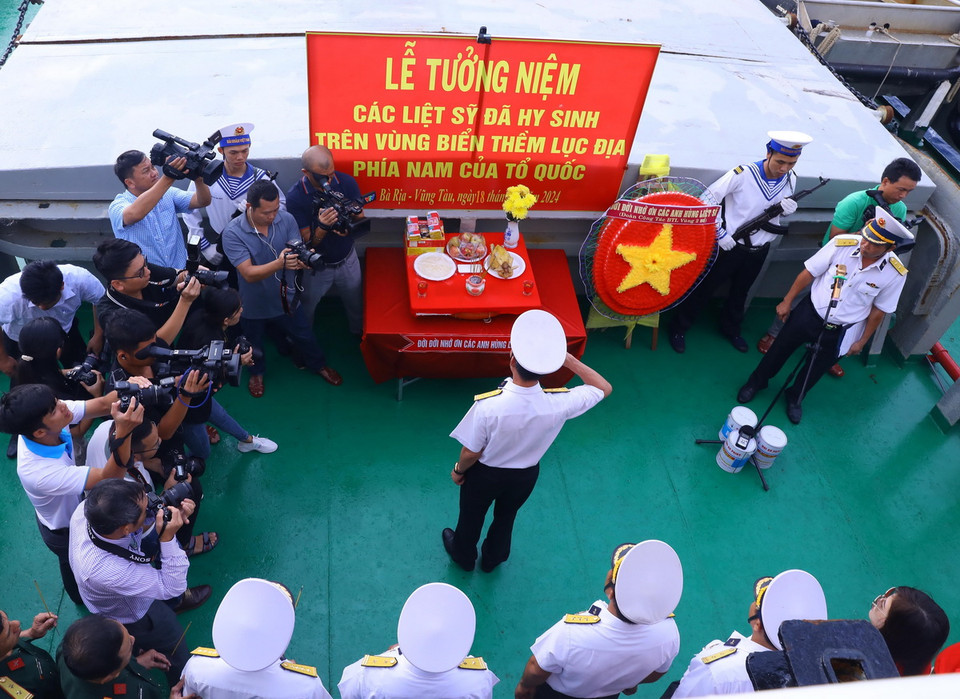 Lễ tưởng niệm cán bộ, chiến sỹ hy sinh trên Vùng biển phía Nam của Tổ quốc. (Ảnh: Văn Điệp/TTXVN)