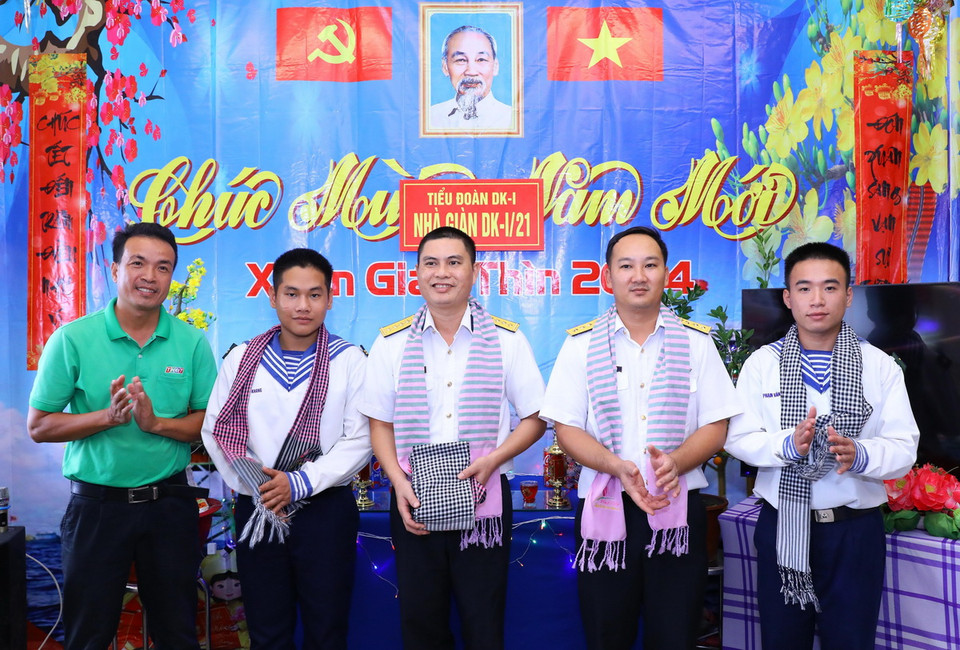 Cán bộ, chiến sỹ Nhà giàn DK1/21 nhận quà tặng từ nhiều cá nhân, tổ chức. (Ảnh: Văn Điệp/TTXVN)