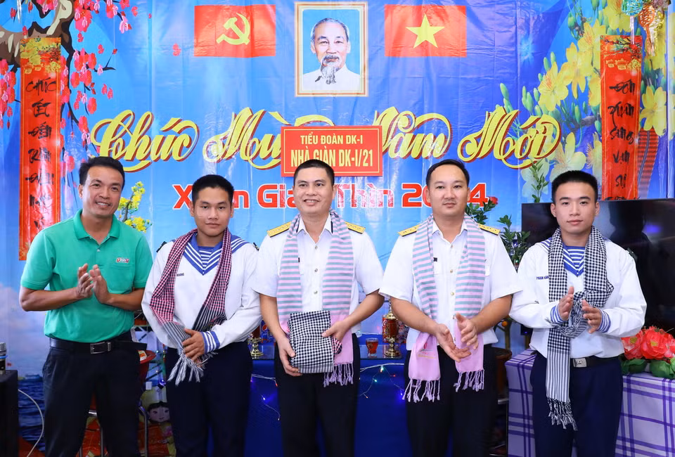 Cán bộ, chiến sỹ Nhà giàn DK1/21 nhận quà tặng từ nhiều cá nhân, tổ chức. (Ảnh: Văn Điệp/TTXVN)