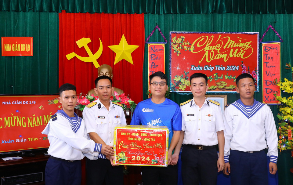 Cán bộ, chiến sỹ Nhà giàn DK1/9 nhận quà tặng từ nhiều cá nhân, tổ chức. (Ảnh: Văn Điệp/TTXVN)