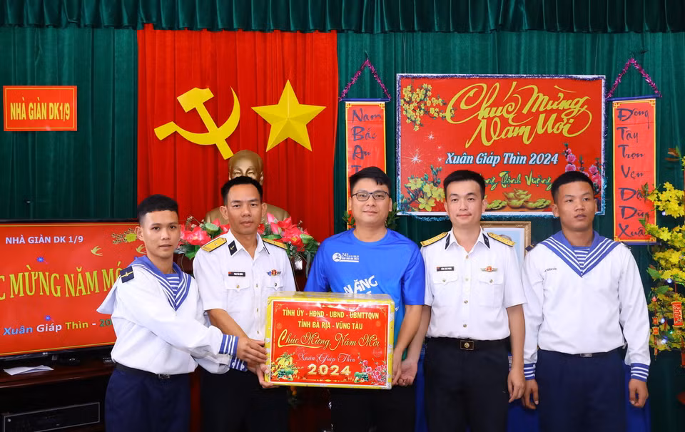 Cán bộ, chiến sỹ Nhà giàn DK1/9 nhận quà tặng từ nhiều cá nhân, tổ chức. (Ảnh: Văn Điệp/TTXVN)