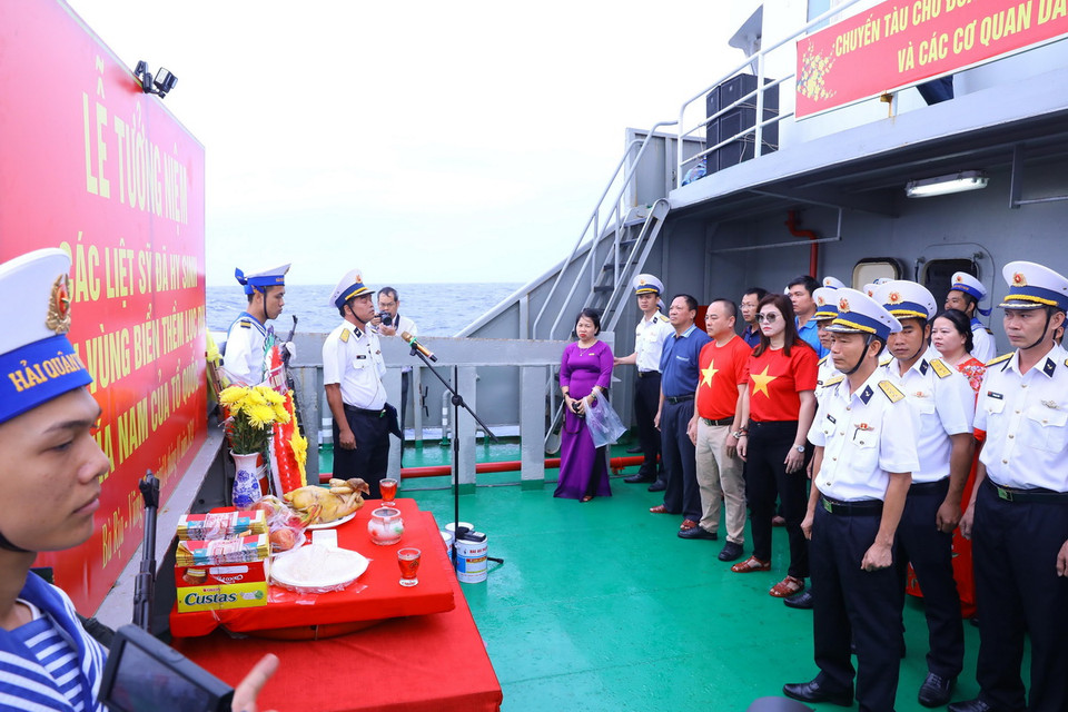 Đoàn công tác số 2 dành một phút mặc niệm các anh hùng liệt sỹ. (Ảnh: Văn Điệp/TTXVN)