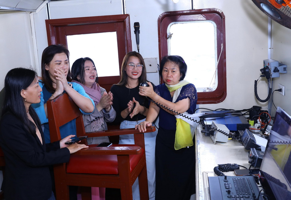 Đại biểu Đoàn công tác số 2 giao lưu qua bộ đàm với các cán bộ, chiến sỹ trên các Nhà giàn DK1. (Ảnh: Văn Điệp/TTXVN)