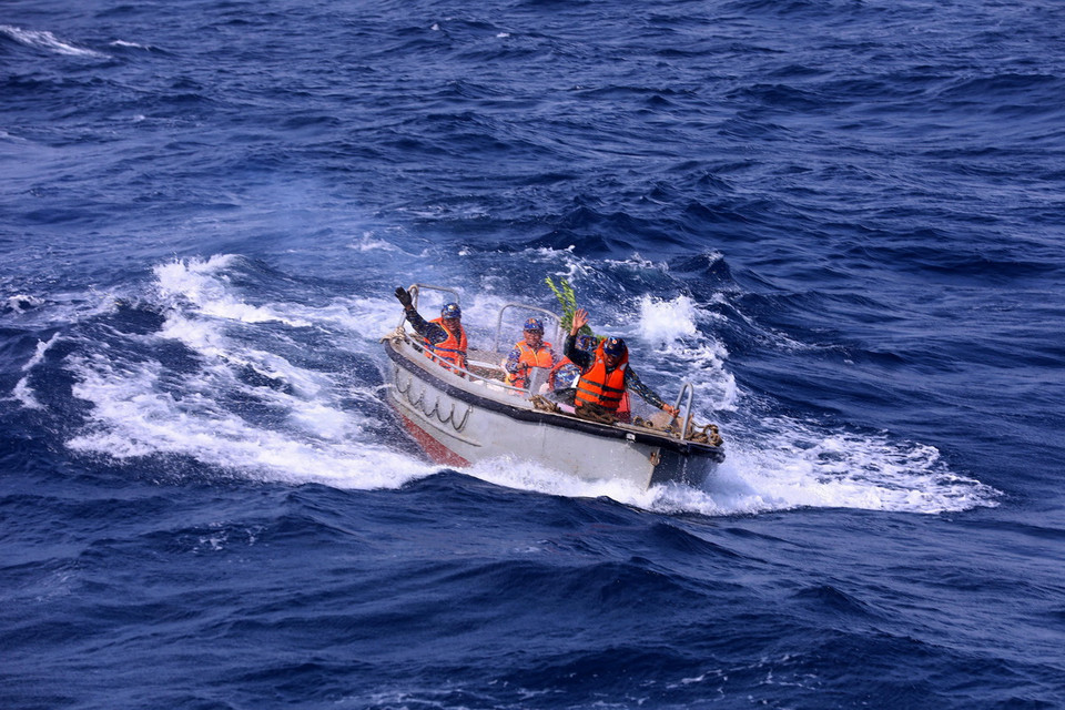 Vận chuyển hàng Tết, mang mùa Xuân đến với các cán bộ, chiến sỹ Nhà giàn DK1/9. (Ảnh: Văn Điệp/TTXVN)