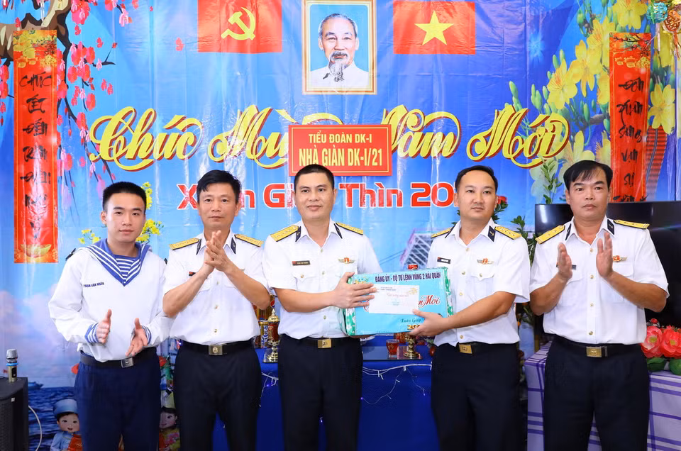 Đảng ủy, Bộ Tư lệnh Vùng 2 Hải quân tặng quà cán bộ, chiến sỹ Nhà giàn DK1/21. (Ảnh: Văn Điệp/TTXVN)
