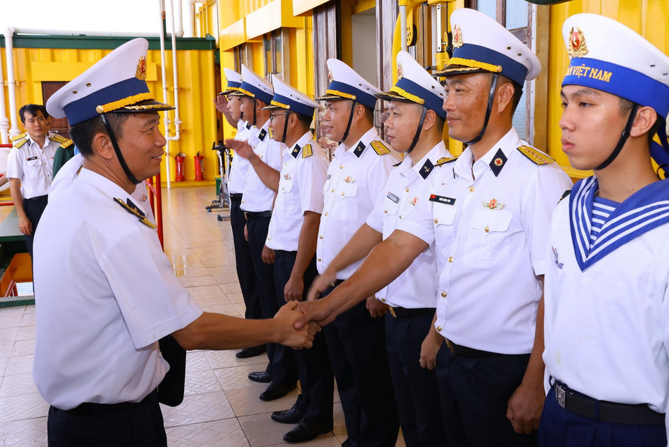 Lãnh đạo Vùng 2 Hải quân chúc mừng, động viên cán bộ, chiến sỹ Nhà giàn DK1/21. (Ảnh: Văn Điệp/TTXVN)