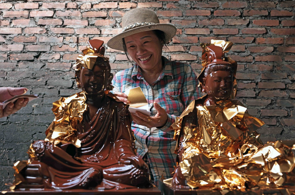 Các sản phẩm pho tượng đã trở nên có hồn và sống động vô cùng qua sự tài hoa của các nghệ nhân. (Ảnh: Trần Việt/TTXVN)