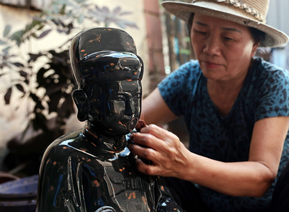 Hơn 80% hộ dân tại làng nghề Sơn Đồng, làm và sinh sống bằng nghề thủ công mỹ nghệ. (Ảnh: Trần Việt/TTXVN)