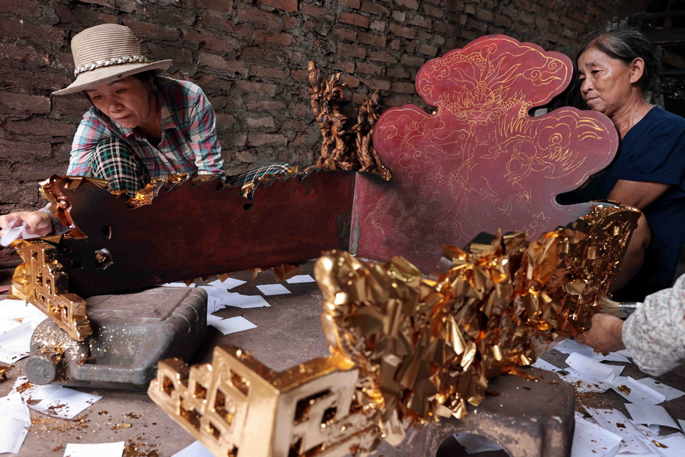 Ngai, kiệu, tượng Phật, đồ thờ là những sản phẩm đặc trưng của làng Sơn Đồng. (Ảnh: Trần Việt/TTXVN)