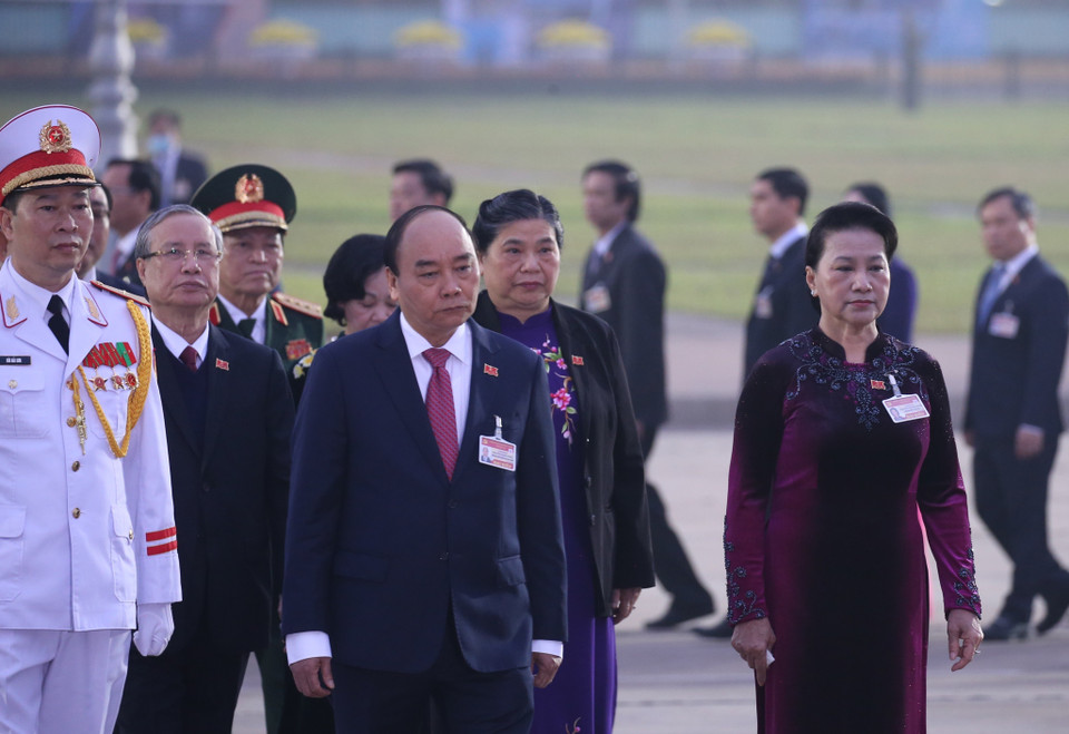 Các lãnh đạo Đảng, Nhà nước cùng đại biểu dự Đại hội XIII của Đảng đặt vòng hoa và vào Lăng viếng Chủ tịch Hồ Chí Minh. (Ảnh: Dương Giang/TTXVN)
