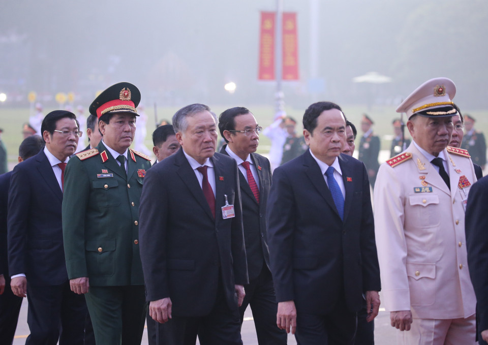 Các lãnh đạo Đảng, Nhà nước cùng đại biểu dự Đại hội XIII của Đảng đặt vòng hoa và vào Lăng viếng Chủ tịch Hồ Chí Minh. (Ảnh: Dương Giang/TTXVN)