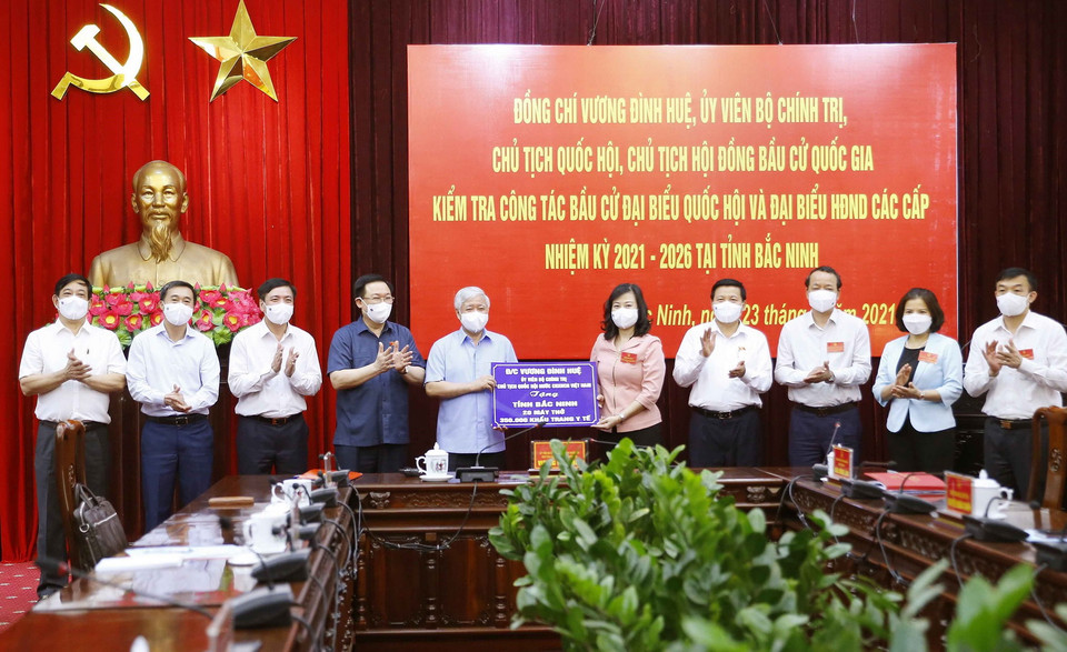 Chủ tịch Quốc hội Vương Đình Huệ tặng tỉnh Bắc Ninh 20 máy thở và 350.000 khẩu trang y tế. (Ảnh: Doãn Tấn/TTXVN)