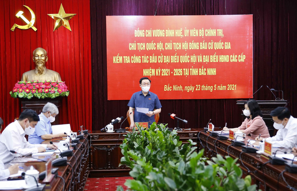 Chủ tịch Quốc hội Vương Đình Huệ phát biểu, biểu dương, động viên đảng bộ, chính quyền nhân dân tỉnh Bắc Ninh trong công tác phòng, chống dịch. (Ảnh: Doãn Tấn/TTXVN)