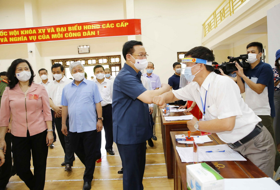 Chủ tịch Quốc hội Vương Đình Huệ kiểm tra công tác bầu cử tại Khu vực bỏ phiếu số 4, phường Suối Hoa, thành phố Bắc Ninh, tỉnh Bắc Ninh. (Ảnh: Doãn Tấn/TTXVN)