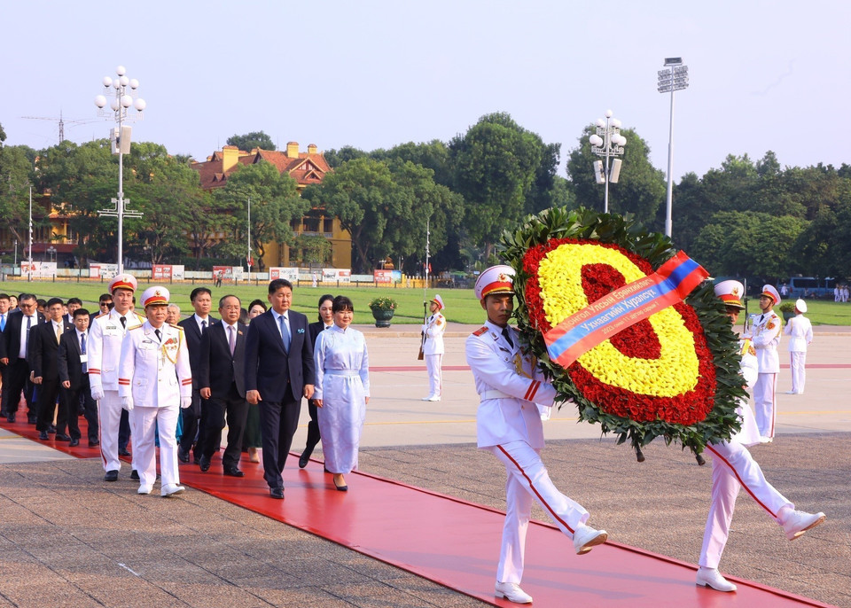 Tổng thống Mông Cổ Ukhnaagiin Khurelsukh và Phu nhân đặt vòng hoa và vào Lăng viếng Chủ tịch Hồ Chí Minh. (Ảnh: Văn Điệp/TTXVN)