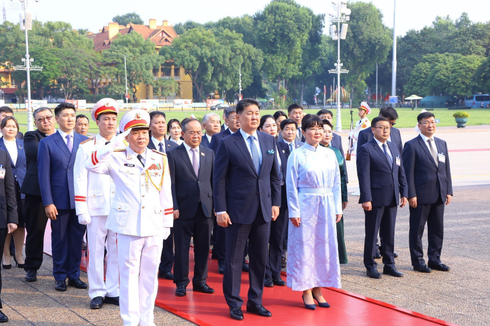 Tổng thống Mông Cổ Ukhnaagiin Khurelsukh và Phu nhân tưởng niệm Chủ tịch Hồ Chí Minh. (Ảnh: Văn Điệp/TTXVN)