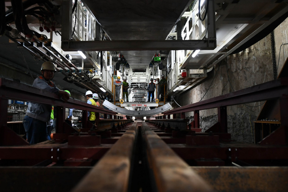 Nội dung của công tác thí nghiệm nghiệm thu tại công trường gồm: kiểm tra vận hành, thông số và đo lường các thành phần chính của máy TBM số hai. (Ảnh: TTXVN)