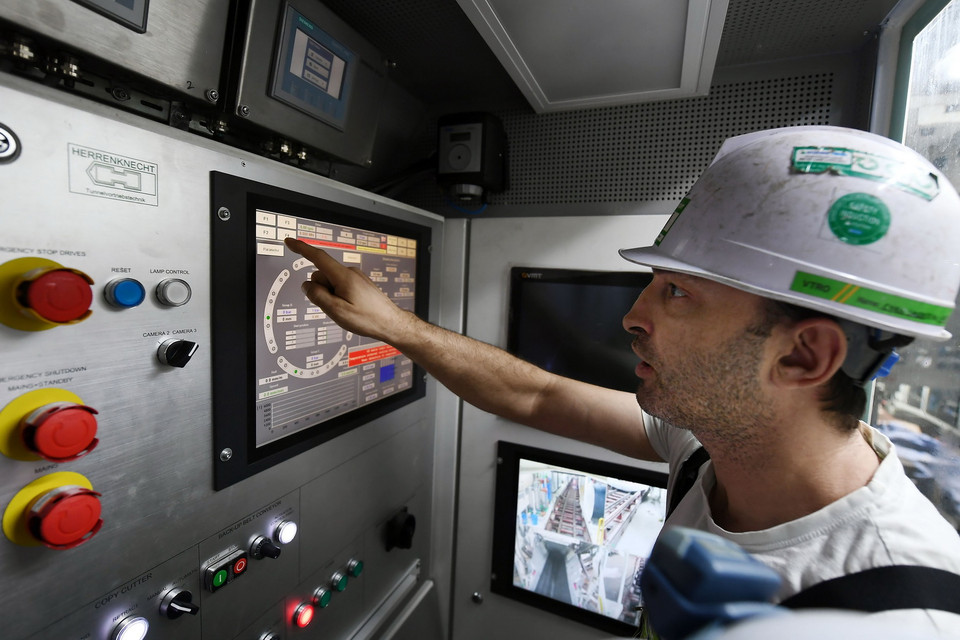  Công tác SAT diễn ra trong vòng một tuần, giữa nhà sản xuất máy TBM-Herrenknecht AG và nhà thầu Hyundai-Ghella. (Ảnh: TTXVN)