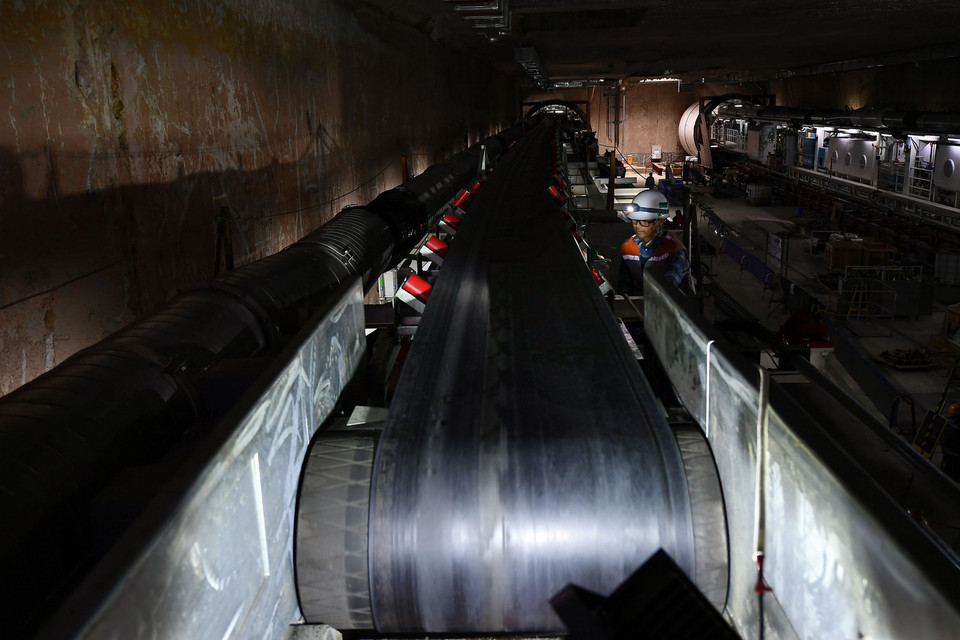  Kiểm tra vận hành, thông số và đo lường các thành phần chính của máy TBM số hai Táo bạo, bao gồm các thiết bị: khiên đào, buồng điều khiển, buồng nguyên liệu, vít tải, băng chuyền... (Ảnh: TTXVN)