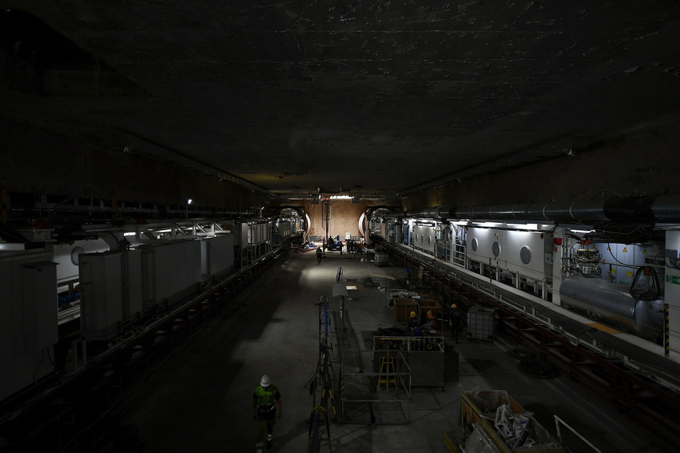 Hai máy đào hầm của tuyến metro Nhổn-ga Hà Nội tại ga ngầm S9-Kim Mã. (Ảnh: TTXVN)