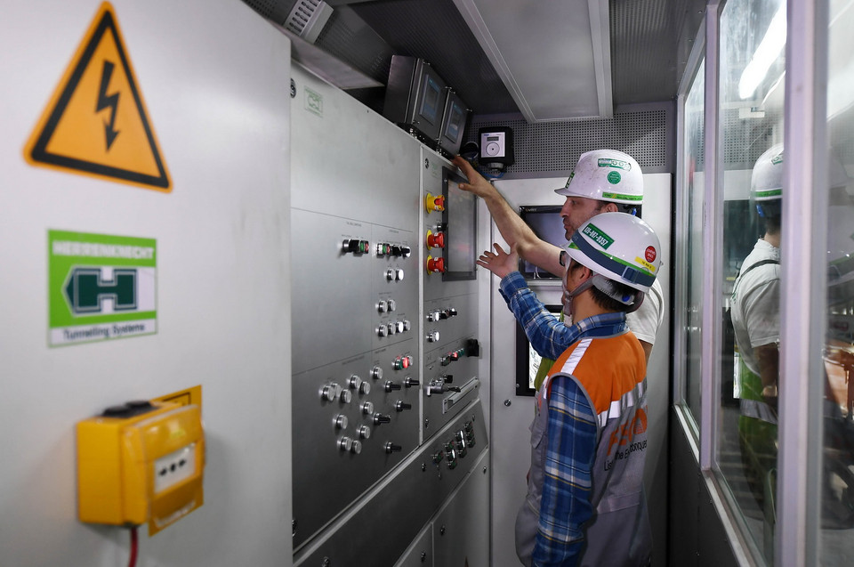 Kiểm tra vận hành, thông số và đo lường của Buồng điều khiển. (Ảnh: TTXVN)