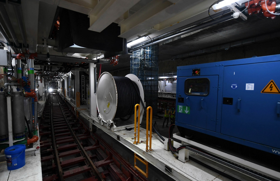  Nội dung của công tác thí nghiệm nghiệm thu tại công trường gồm: kiểm tra vận hành, thông số và đo lường các thành phần chính của máy TBM số hai. (Ảnh: TTXVN)