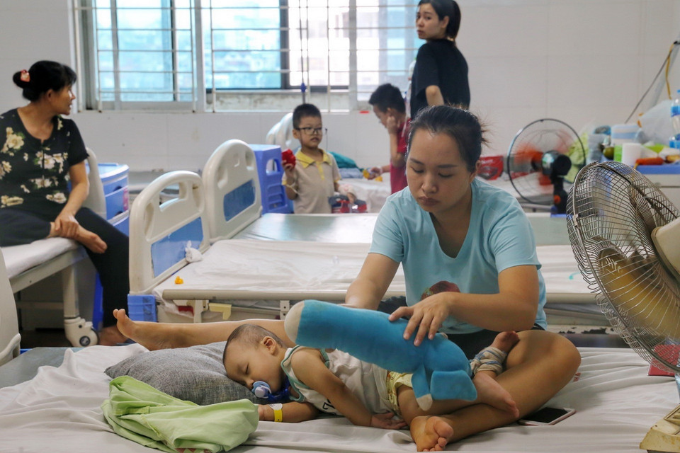 Đa số bệnh nhi nhập viện tại Bệnh viện Thanh Nhàn (Hà Nội) thời điểm này đều mắc các bệnh về đường hô hấp. (Ảnh: Tuấn Đức/TTXVN)