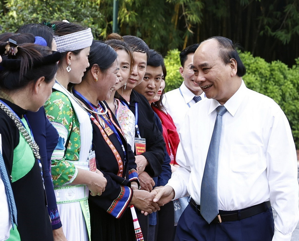 Chủ tịch nước Nguyễn Xuân Phúc cùng các đại biểu dân tộc thiểu số tiêu biểu tỉnh Cao Bằng. (Ảnh: Thống Nhất/TTXVN)