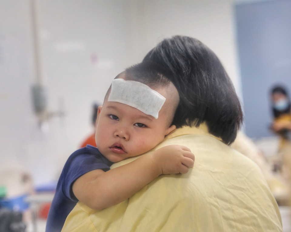 Bệnh nhi sốt cao. (Ảnh: Tuấn Đức/TTXVN)