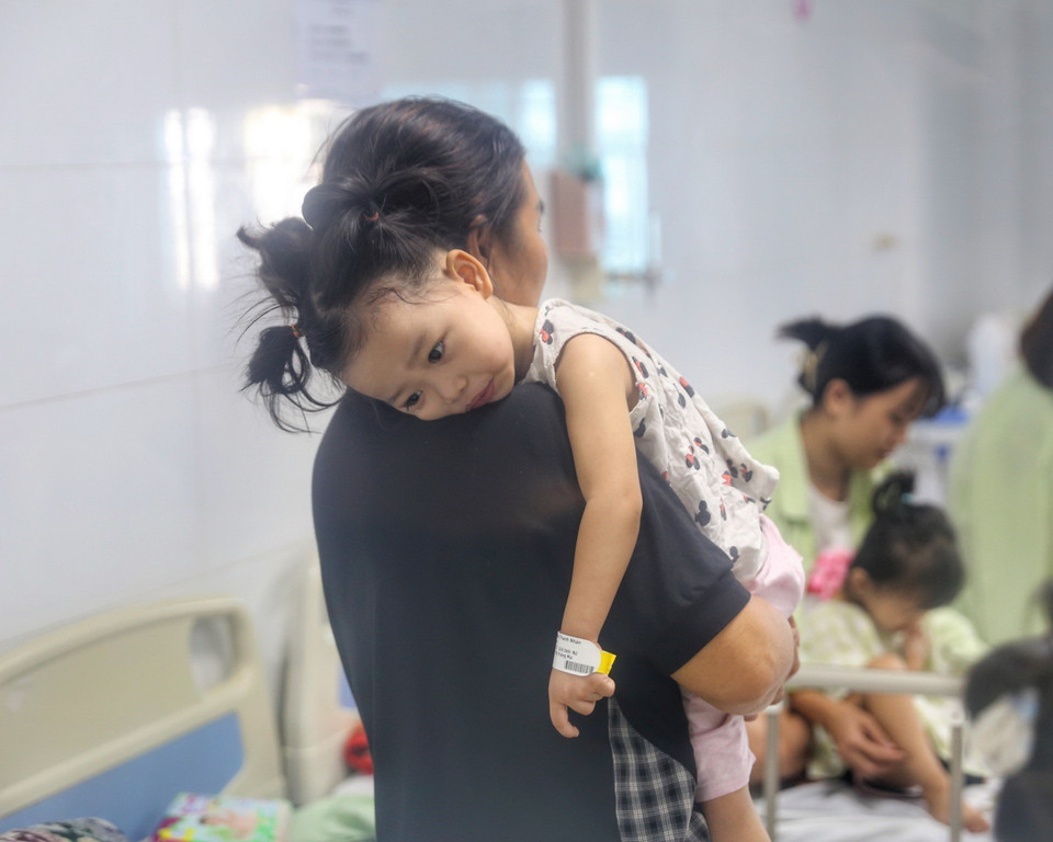 Đa số bệnh nhi nhập viện tại Bệnh viện Thanh Nhàn (Hà Nội) thời điểm này đều mắc các bệnh về đường hô hấp. (Ảnh: Tuấn Đức/TTXVN)