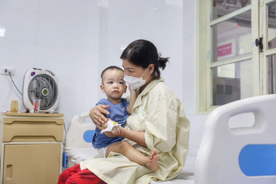 Bệnh nhi nhập viện tại Bệnh viện Thanh Nhàn (Hà Nội) thời điểm này đều mắc các bệnh về đường hô hấp. (Ảnh: Tuấn Đức/TTXVN)