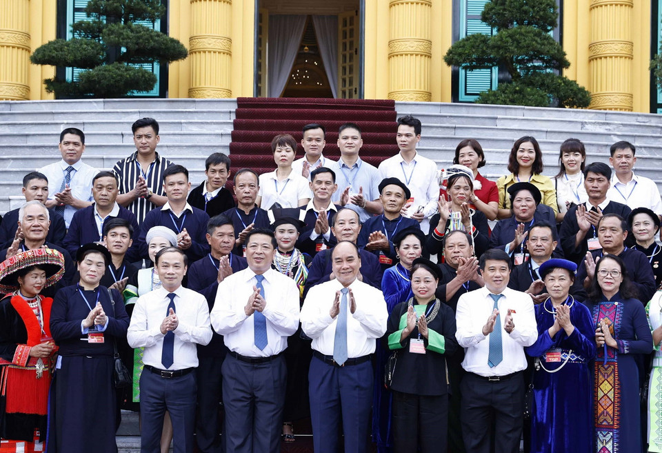Chủ tịch nước chụp ảnh cùng với Đoàn đại biểu dân tộc thiểu số tiêu biểu tỉnh Cao Bằng. (Ảnh: Thống Nhất/TTXVN)