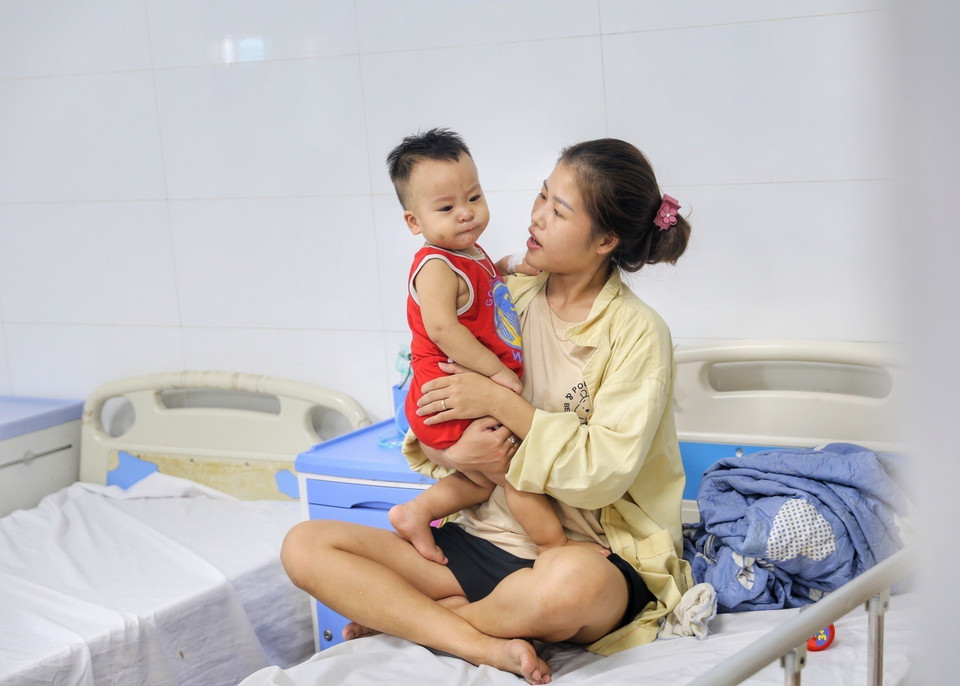 Bệnh nhi nhập viện tại Bệnh viện Thanh Nhàn (Hà Nội) thời điểm này đều mắc các bệnh về đường hô hấp. (Ảnh: Tuấn Đức/TTXVN)