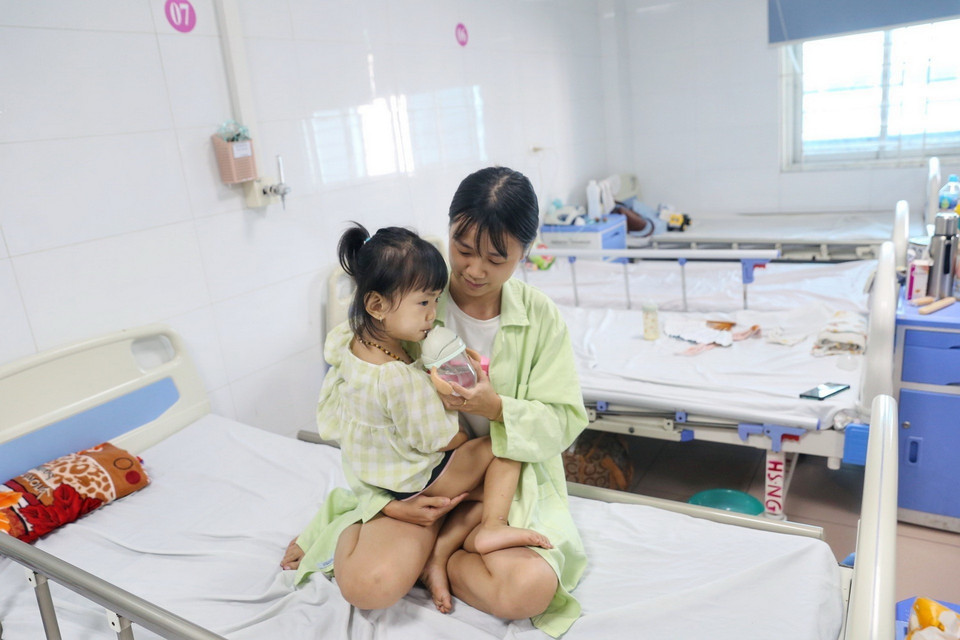 Đa số bệnh nhi nhập viện tại Bệnh viện Thanh Nhàn (Hà Nội) thời điểm này đều mắc các bệnh về đường hô hấp. (Ảnh: Tuấn Đức/TTXVN)