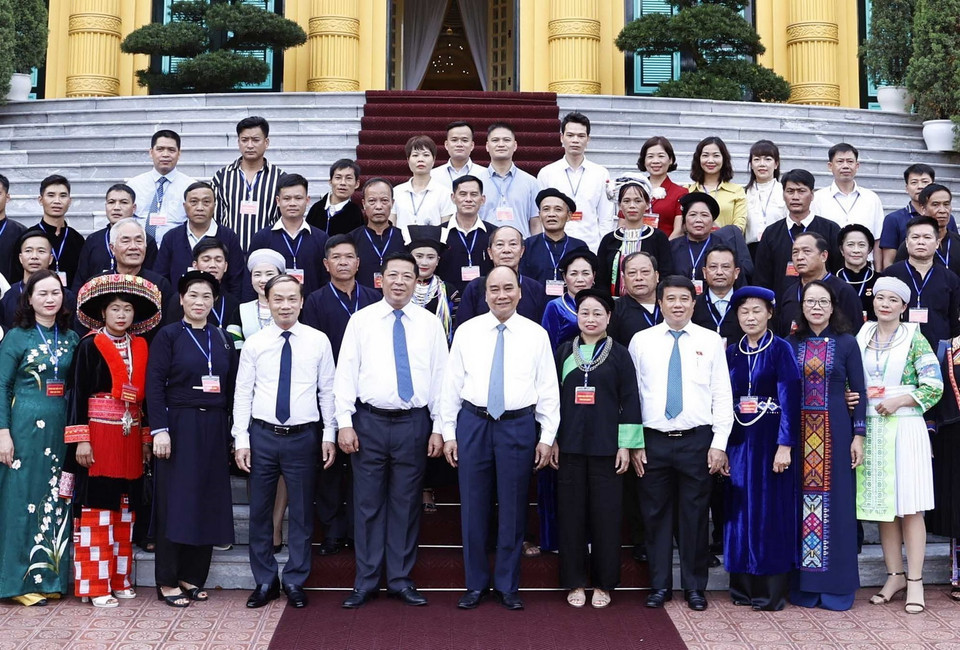 Chủ tịch nước Nguyễn Xuân Phúc chụp ảnh chung với Đoàn đại biểu dân tộc thiểu số tiêu biểu tỉnh Cao Bằng. (Ảnh: Thống Nhất/TTXVN)