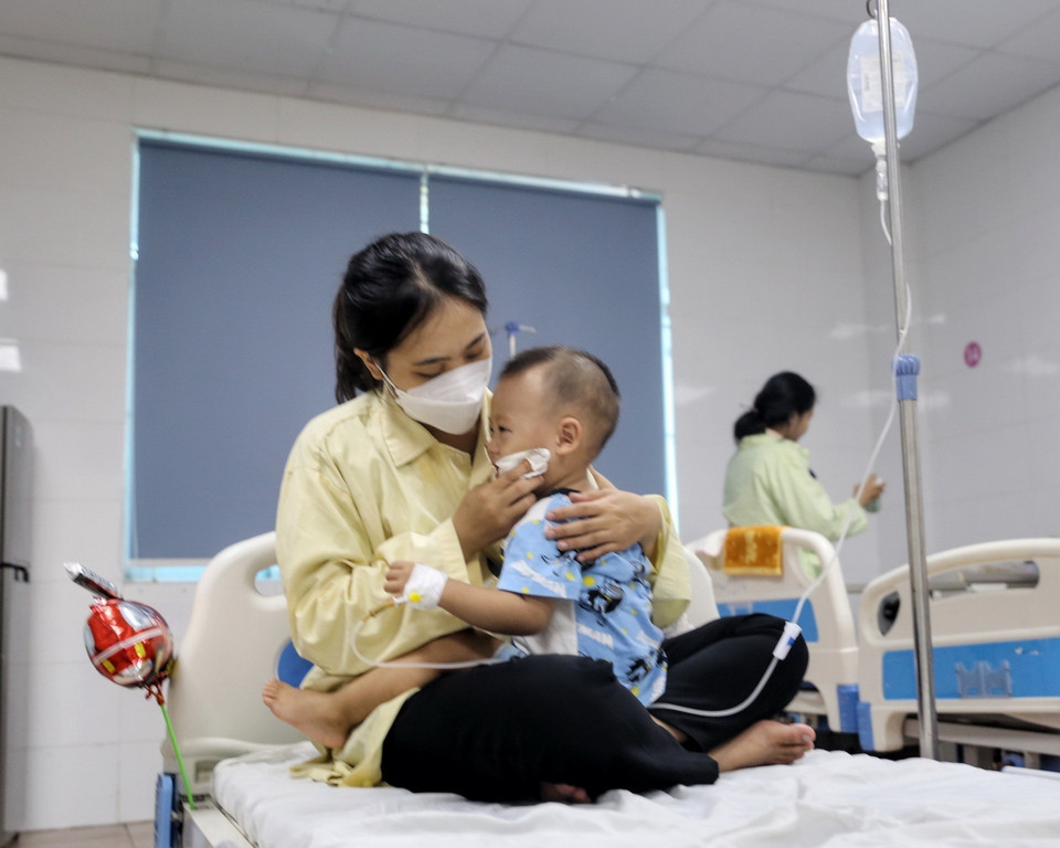 Mỗi ngày Bệnh viện Thanh Nhàn (Hà Nội) tiếp nhận từ 90-120 bệnh nhi mắc các bệnh về đường hô hấp. (Ảnh: Tuấn Đức/TTXVN)