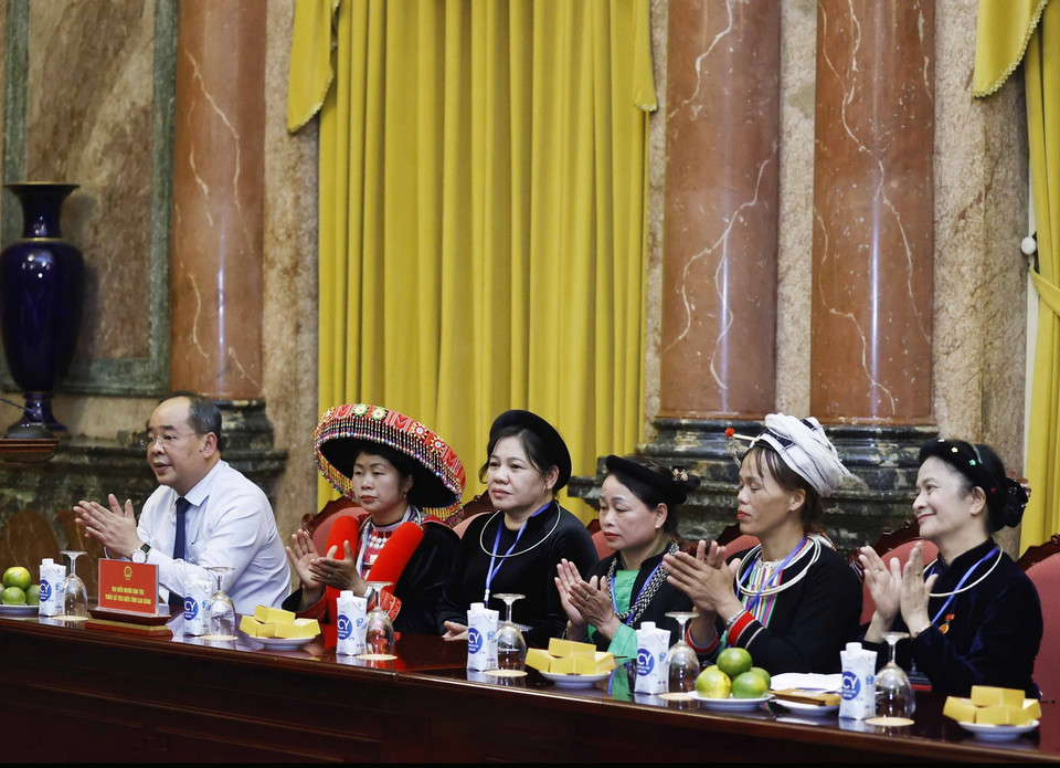 Các đại biểu dân tộc thiểu số tiêu biểu tỉnh Cao Bằng. (Ảnh: Thống Nhất/TTXVN)