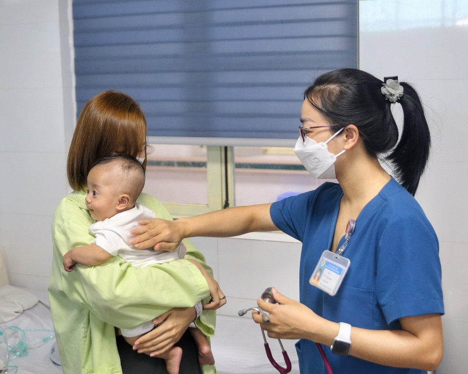 Bác sỹ điều trị cho bệnh nhi tại Bệnh viện Thanh Nhàn, Hà Nội. (Ảnh: Tuấn Đức/TTXVN)