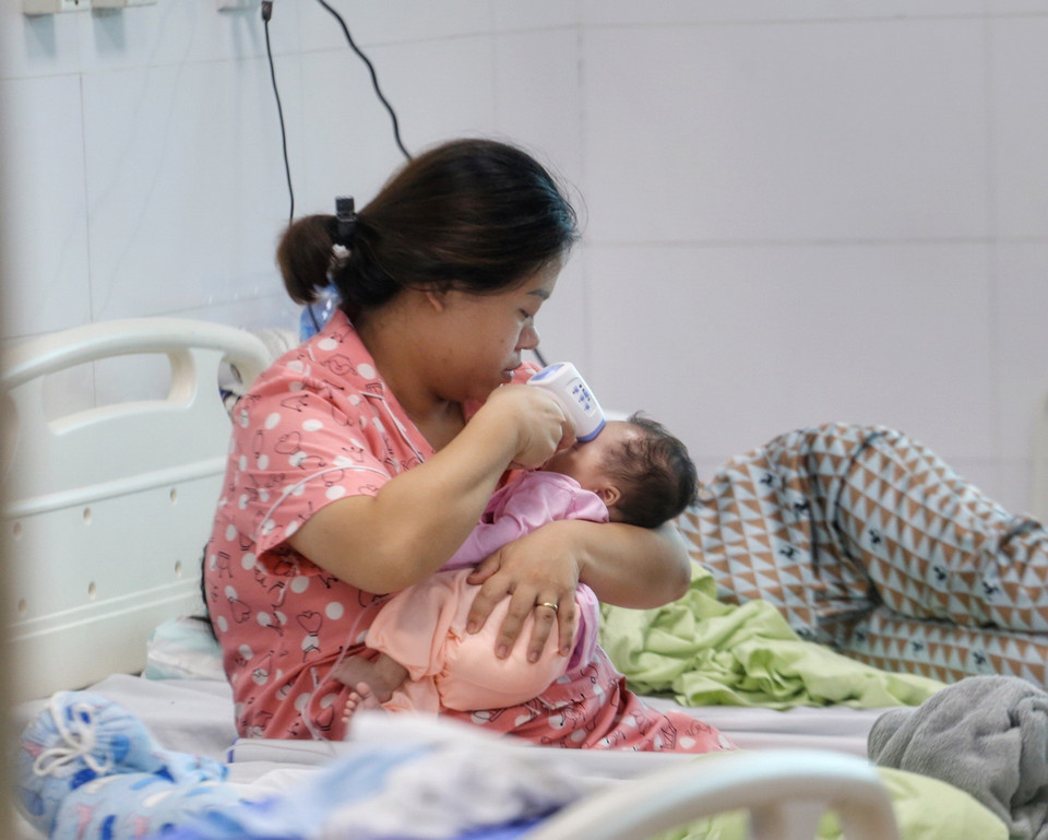  Bệnh viện Thanh Nhàn (Hà Nội) tiếp nhận bệnh nhi mắc các bệnh về đường hô hấp. (Ảnh: Tuấn Đức/TTXVN)