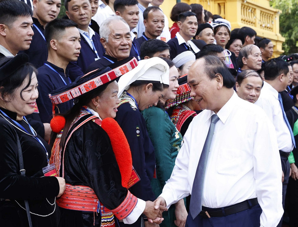 Chủ tịch nước với đại biểu dân tộc thiểu số tiêu biểu tỉnh Cao Bằng. (Ảnh: Thống Nhất/TTXVN)