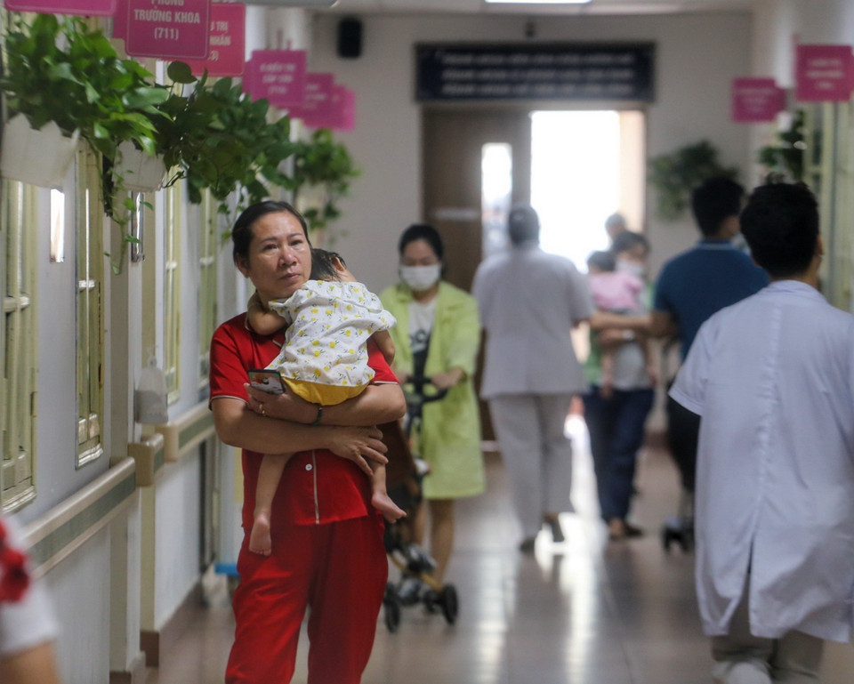 Mỗi ngày Bệnh viện Thanh Nhàn (Hà Nội) tiếp nhận từ 90-120 bệnh nhi mắc các bệnh về đường hô hấp. (Ảnh: Tuấn Đức/TTXVN)