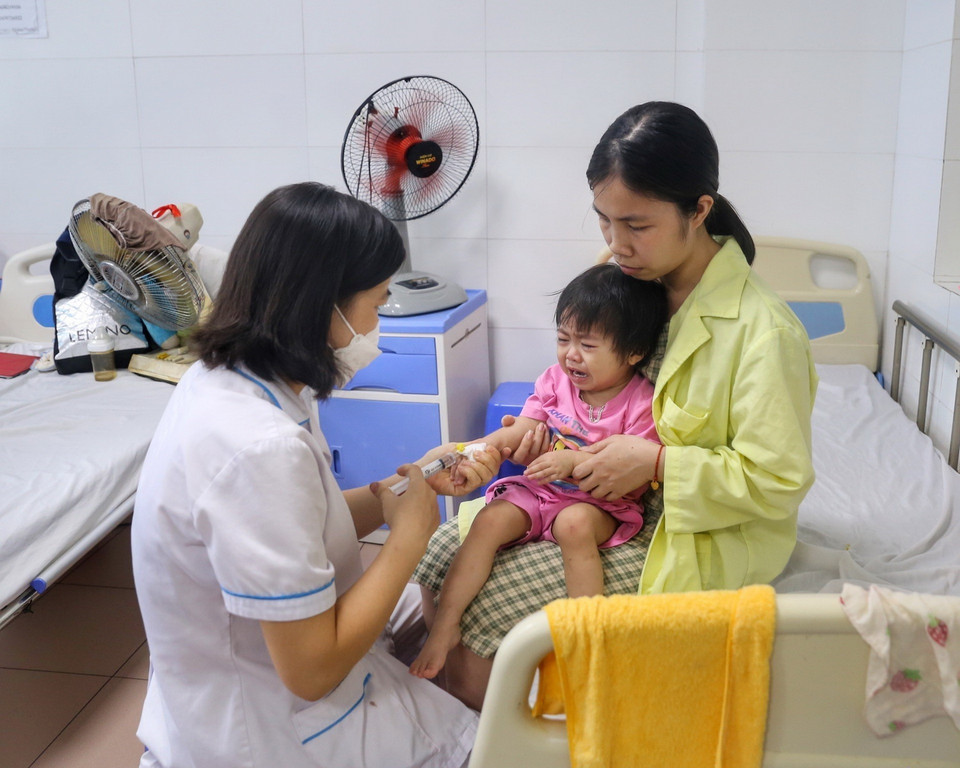 Bác sỹ điều trị cho bệnh nhi mắc các bệnh về đường hô hấp. (Ảnh: Tuấn Đức/TTXVN)