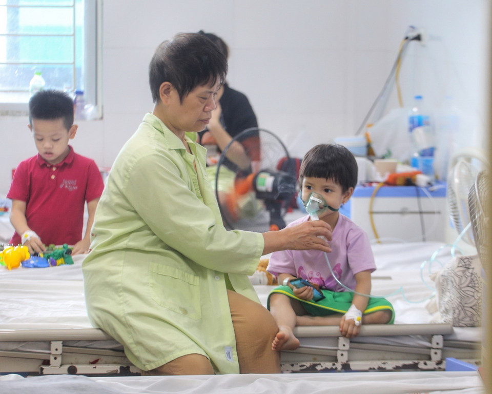 Đa số bệnh nhi nhập viện tại Bệnh viện Thanh Nhàn (Hà Nội) thời điểm này đều mắc các bệnh về đường hô hấp. (Ảnh: Tuấn Đức/TTXVN)